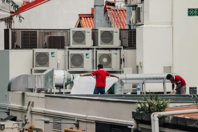 Deretan unit luar di atap